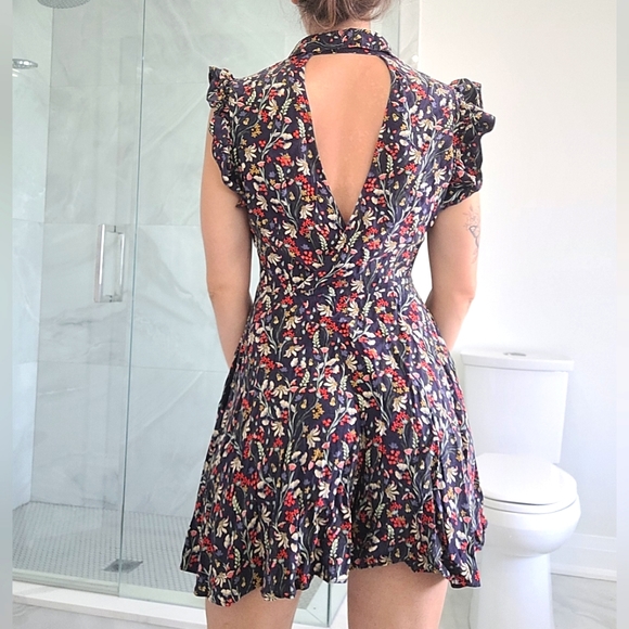 Floral Romper with open back. Size S. - Picture 2 of 2